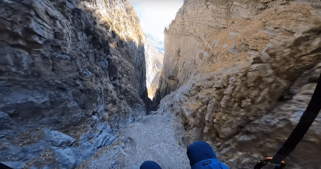 extrait-fou-de-speedflying-a-travers-un-etroit-canyon-en-7249979-5014553-png