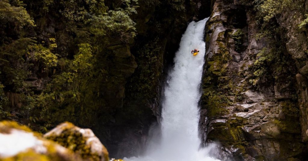 les-kayakistes-courent-lune-des-cascades-les-plus-celebres-de-8527890-6818729-jpg